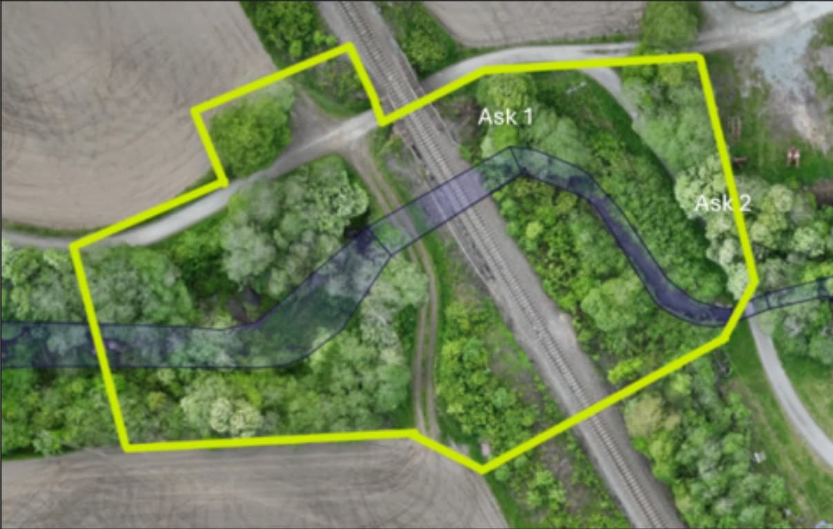 Melhus: Statsforvalteren åpner for hogst i kantsonen langs Loddbekken – for nytt kryssingsspor ved jernbanen