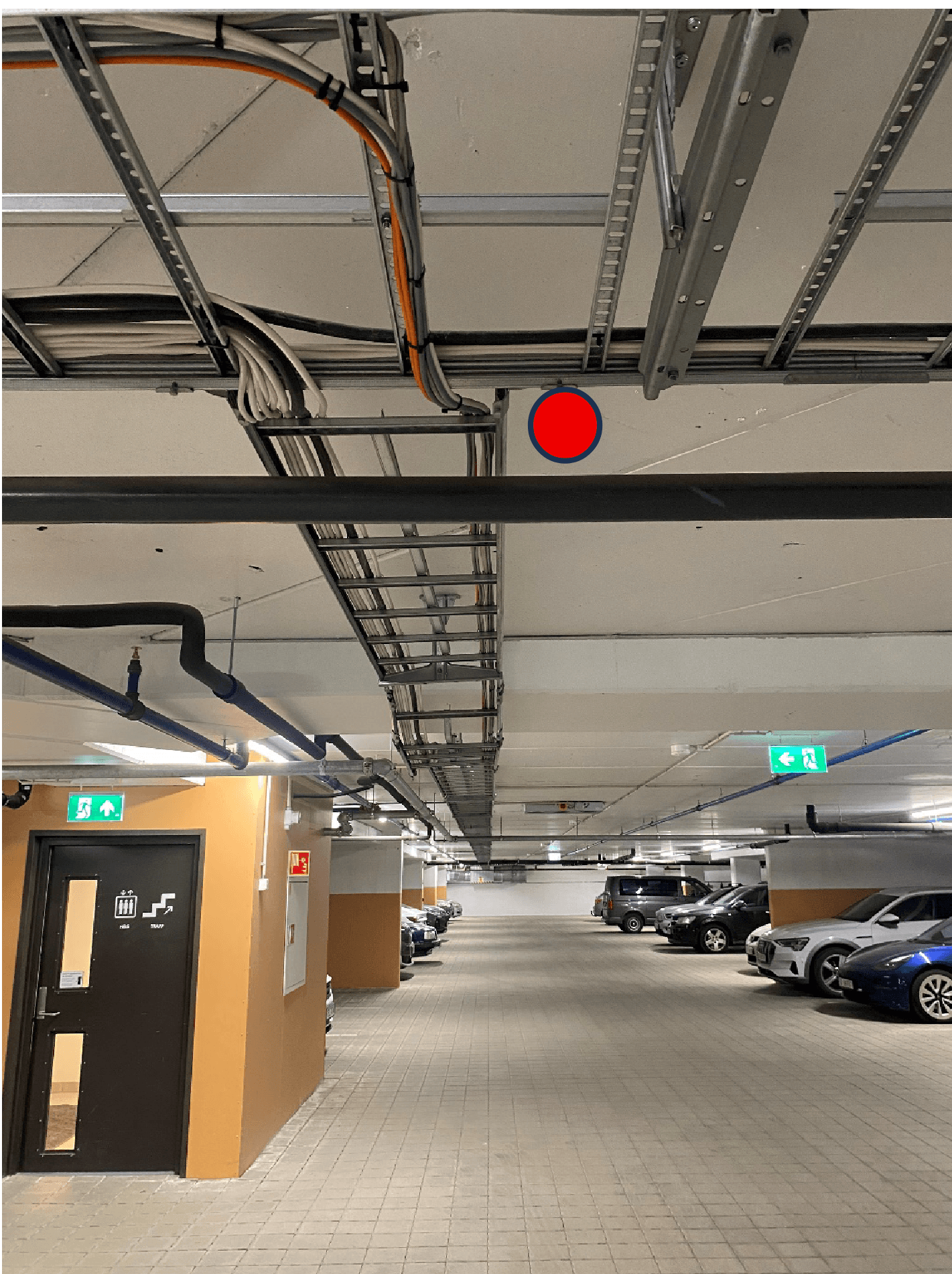 Parkeringskjelleren på Melhustorget med rød markering i taket der TC Connect foreslår å montere den første innendørs nødnett-antennen.