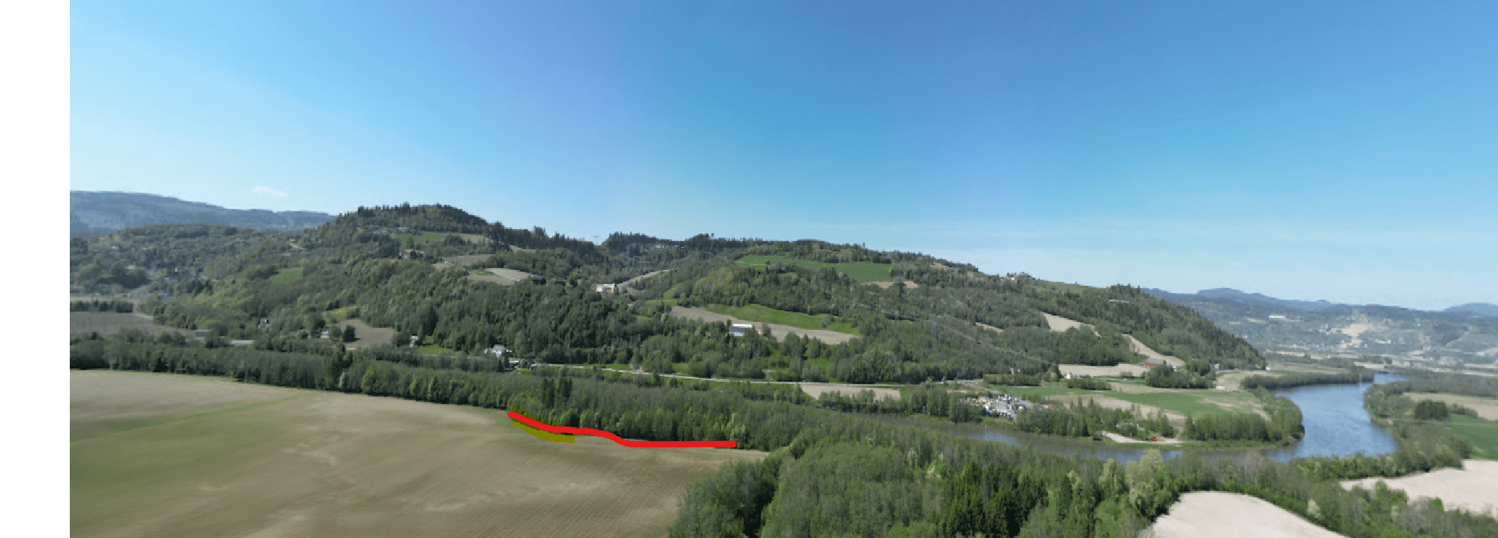 Dronebilde av Gaula-dalen med nydyrkingsarealet markert i rødt langs elva.