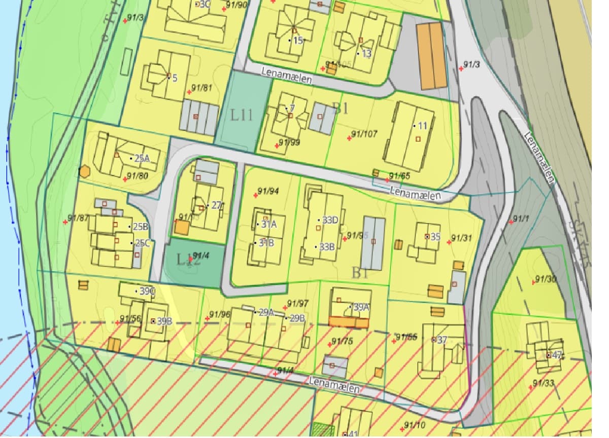 Reguleringskart over Lenamælen i Melhus med regulerte veger i grått, boligtomter i gult og lekeplassene L11 og L12 markert i grønt.