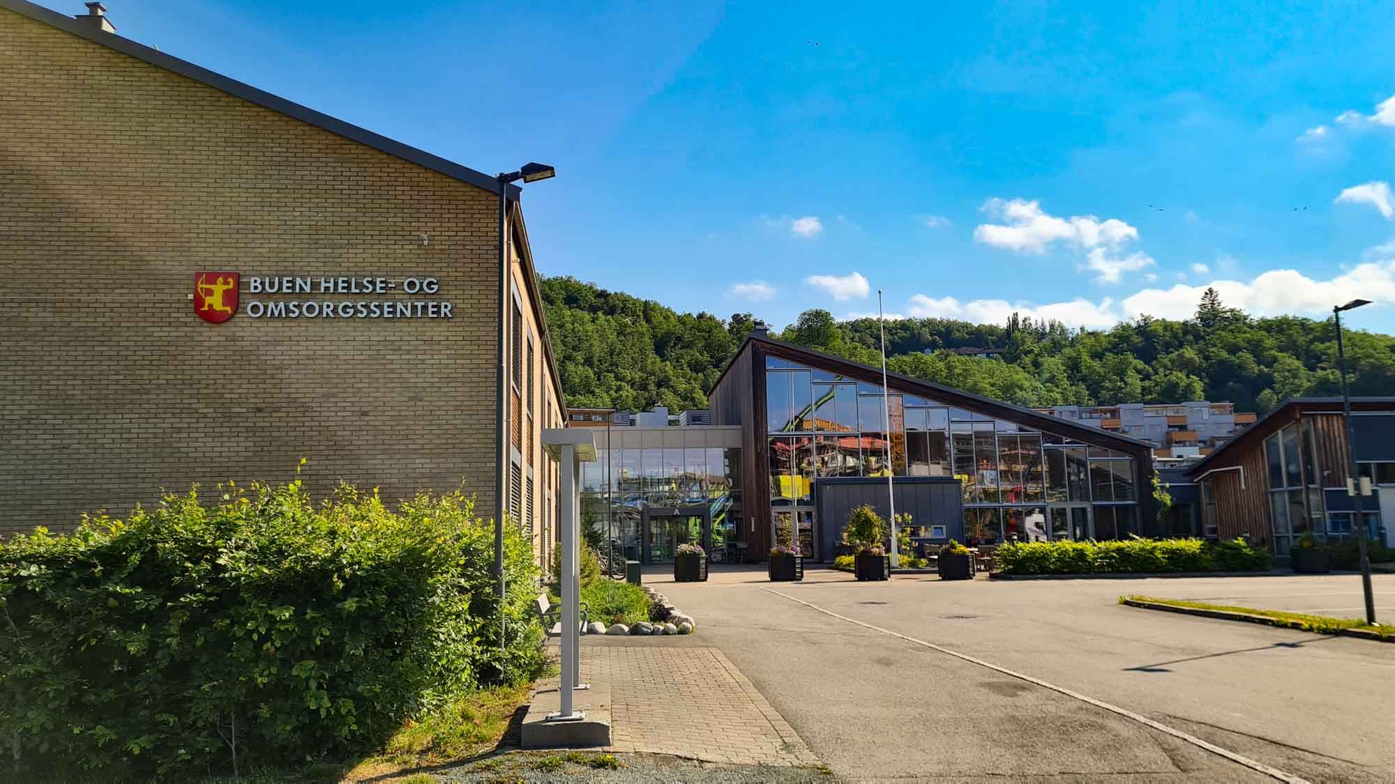 Fasaden på Buen helse- og omsorgssenter i Melhus en solrik sommerdag