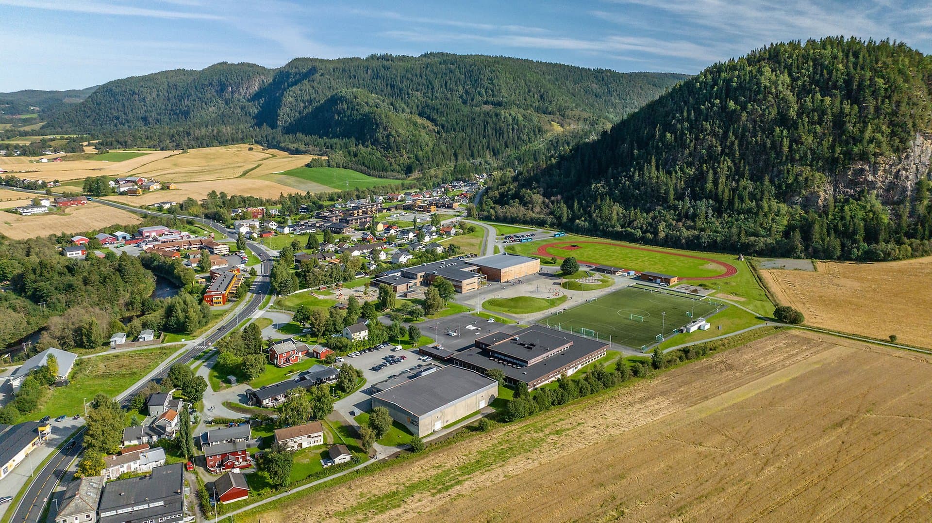 Flyfoto over Lundamo med skole, idrettsanlegg og bebyggelse.