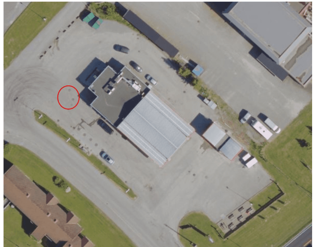 Flyfoto over Circle K-stasjonen på Lundamo med rød sirkel som markerer hvor oljeutskilleren skal skiftes ut
