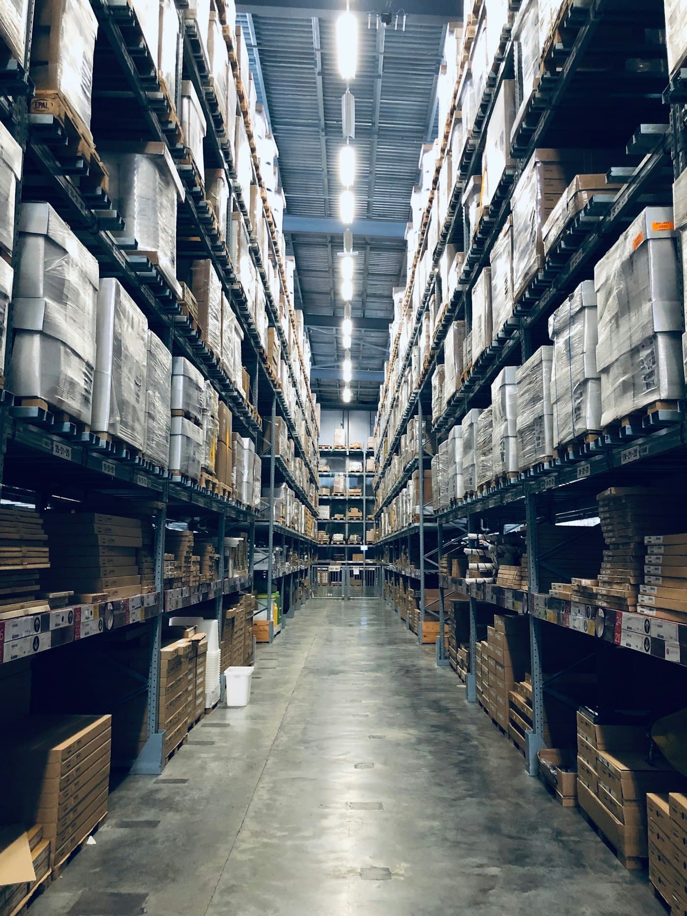 Illustrasjonsfoto av en lagerhall med høye pallereoler
