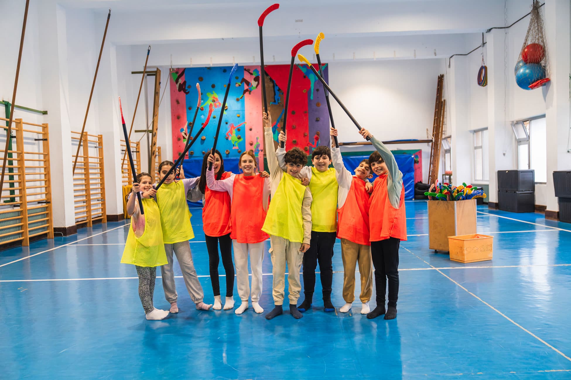 Barn spiller innebandy